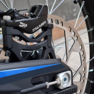 4-moto-electrique-talaria-sting-4000-freinage-oversized